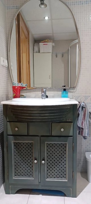 Mueble de baño con lavabo y espejo