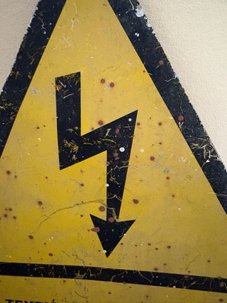 Placa Señal Peligro Alta Tensión (35x30 cm)