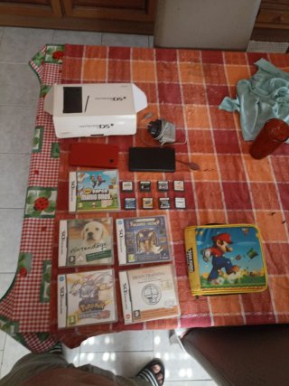 Nintendo DSi Rossa e Nera con Scatola e Giochi