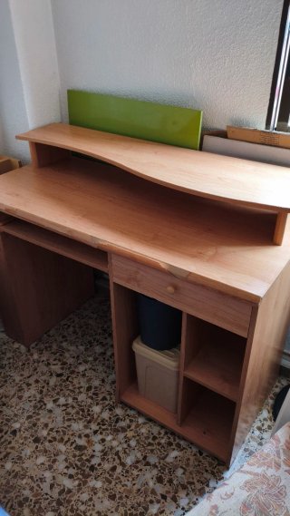 Escritorio de madera con estante
