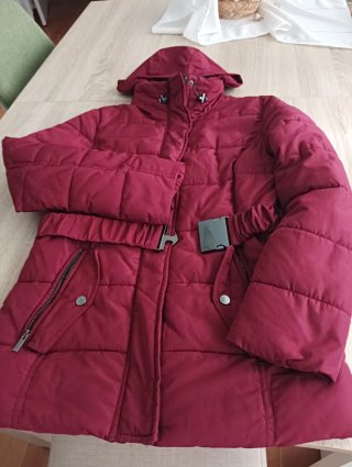 Parka acolchada mujer roja. Tirador para cambiar.