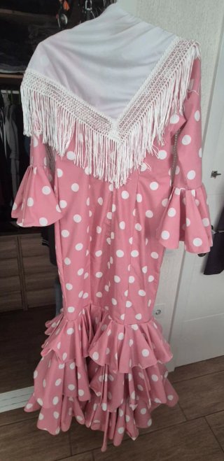 Traje de flamenca rosa con lunares blancos