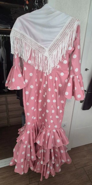 Traje de flamenca rosa con lunares blancos