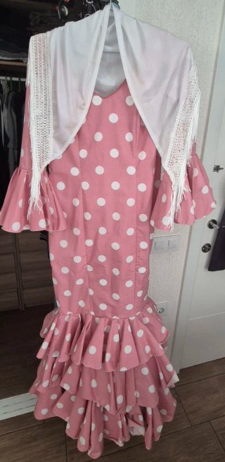 Traje de flamenca rosa con lunares blancos