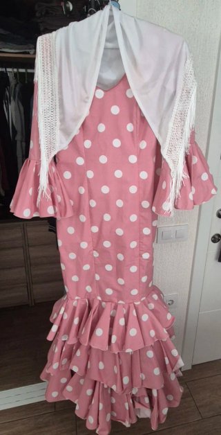 Traje de flamenca rosa con lunares blancos