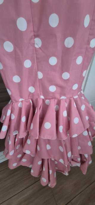 Traje de flamenca rosa con lunares blancos