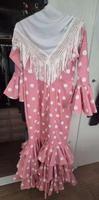 Traje de flamenca rosa con lunares blancos