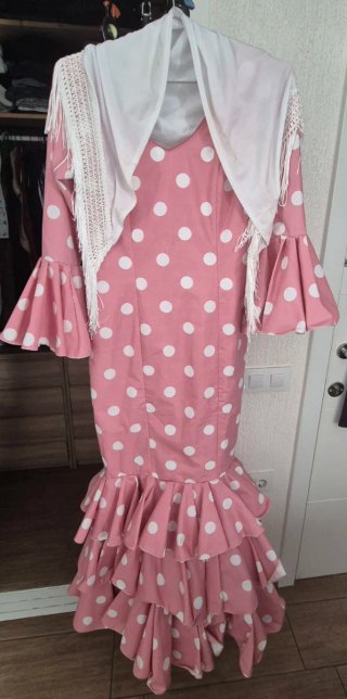Traje de flamenca rosa con lunares blancos