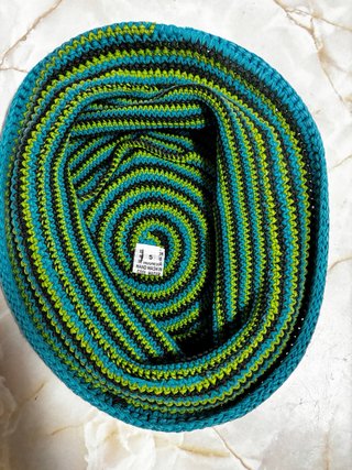 Gorro tejido verde y azul