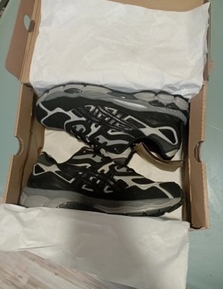 Zapatillas Asics negras y grises