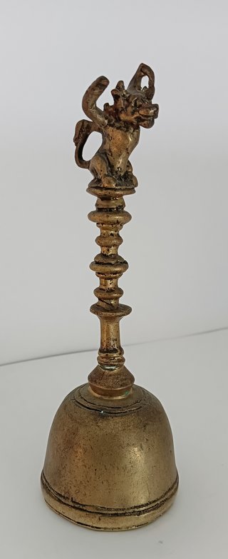 Campana Hindú de latón con Figura