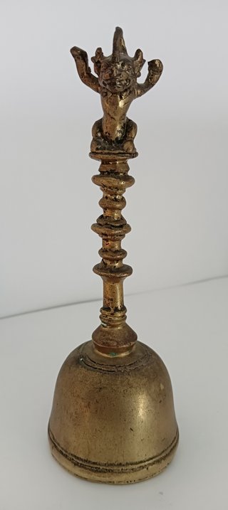 Campana Hindú de latón con Figura