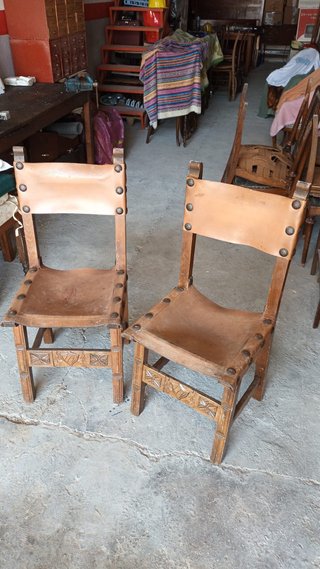 Pareja Sillas Castellanas Cuero y Madera