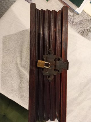 Caja libro madera antigua con cerradura