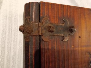 Caja libro madera antigua con cerradura