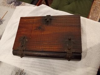 Caja libro madera antigua con cerradura