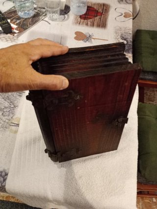 Caja libro madera antigua con cerradura
