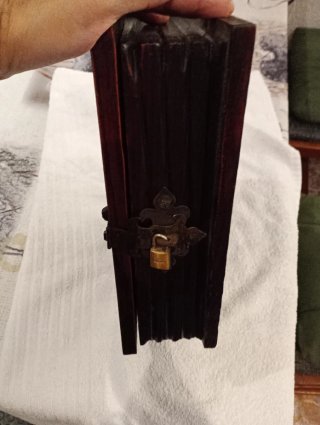 Caja libro madera antigua con cerradura
