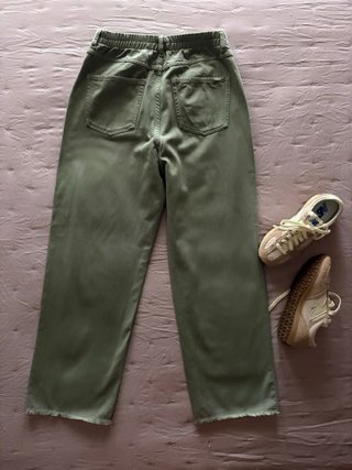 Pantalón verde Massimo Dutti botones