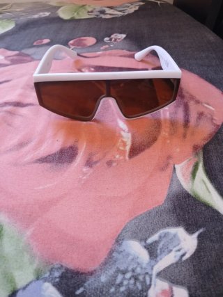 Gafas de sol blancas y marrones