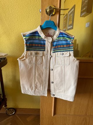 Chaleco vaquero beige con estampado étnico