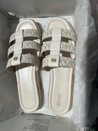 Sandalias Michael Kors Beige y Doradas