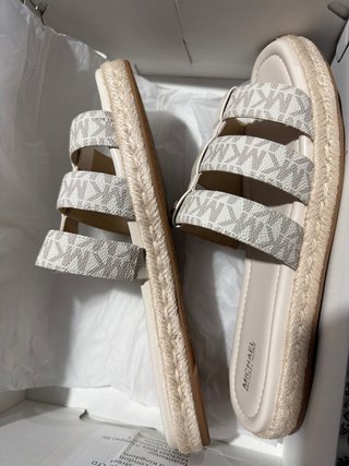 Sandalias Michael Kors Beige y Doradas