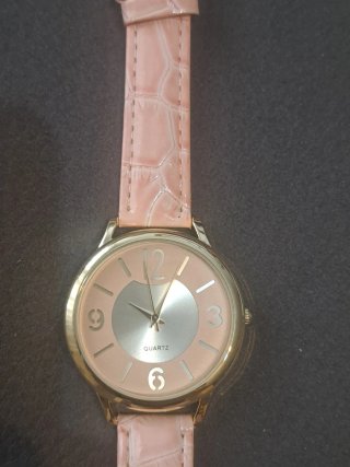 Reloj de pulsera dorado y rosa