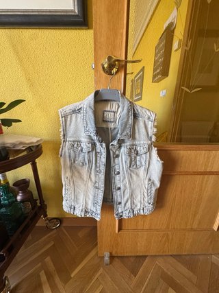 Chaleco vaquero desgastado