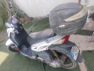 Moto Scooter SYM Blanca y Negra