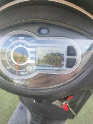 Moto Scooter SYM Blanca y Negra