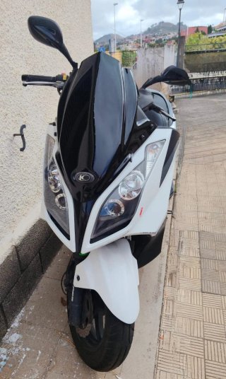 Maxi Scooter Blanca y Negra