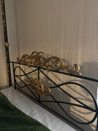 Cama Dosel Antigua Negra y Dorada