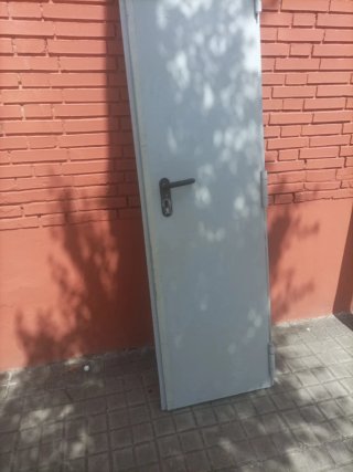 Puerta metálica maciza