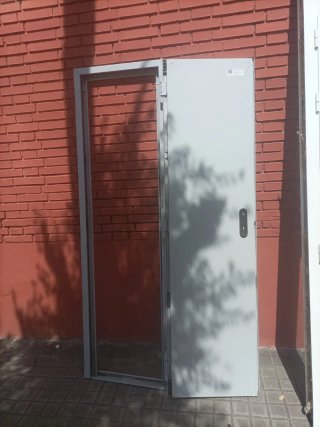 Puerta metálica maciza