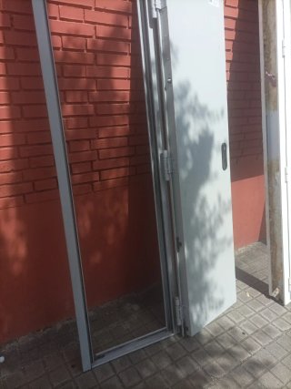 Puerta metálica maciza