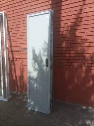 Puerta metálica maciza