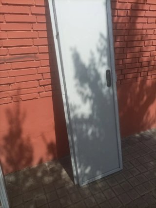 Puerta metálica maciza