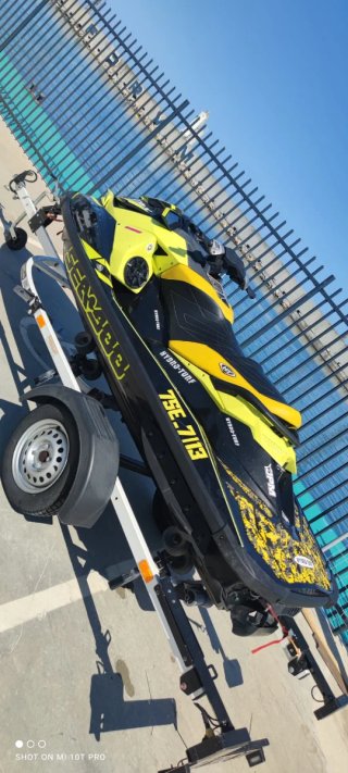 Moto acuática Sea-Doo amarilla y negra 170horas