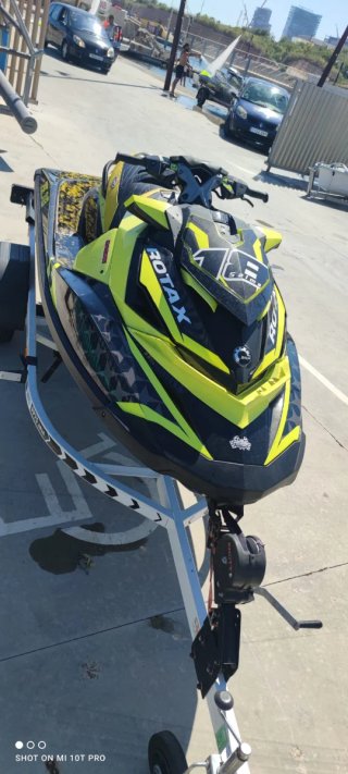 Moto acuática Sea-Doo amarilla y negra 170horas