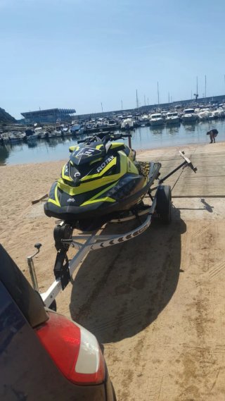 Moto acuática Sea-Doo amarilla y negra 170horas