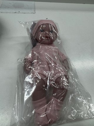 Muñeca bebé rosa con gorrito y calcetines