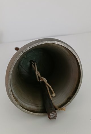 Campana budista tibetana de bronce.