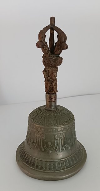 Campana budista tibetana de bronce.