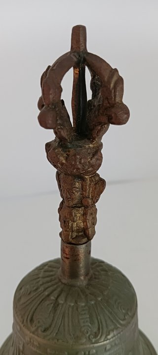 Campana budista tibetana de bronce.