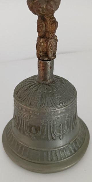Campana budista tibetana de bronce.