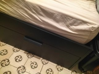 Cama IKEA negra con cajones