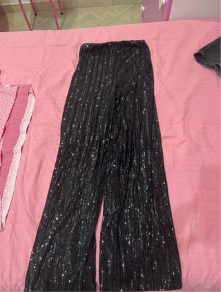 Pantaloni neri con paillettes a zampa