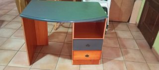 Escritorio juvenil verde y naranja
