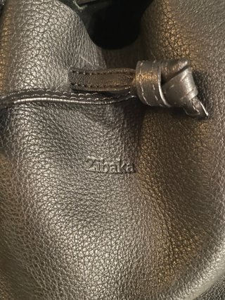 Bolso de piel negro tipo cubo